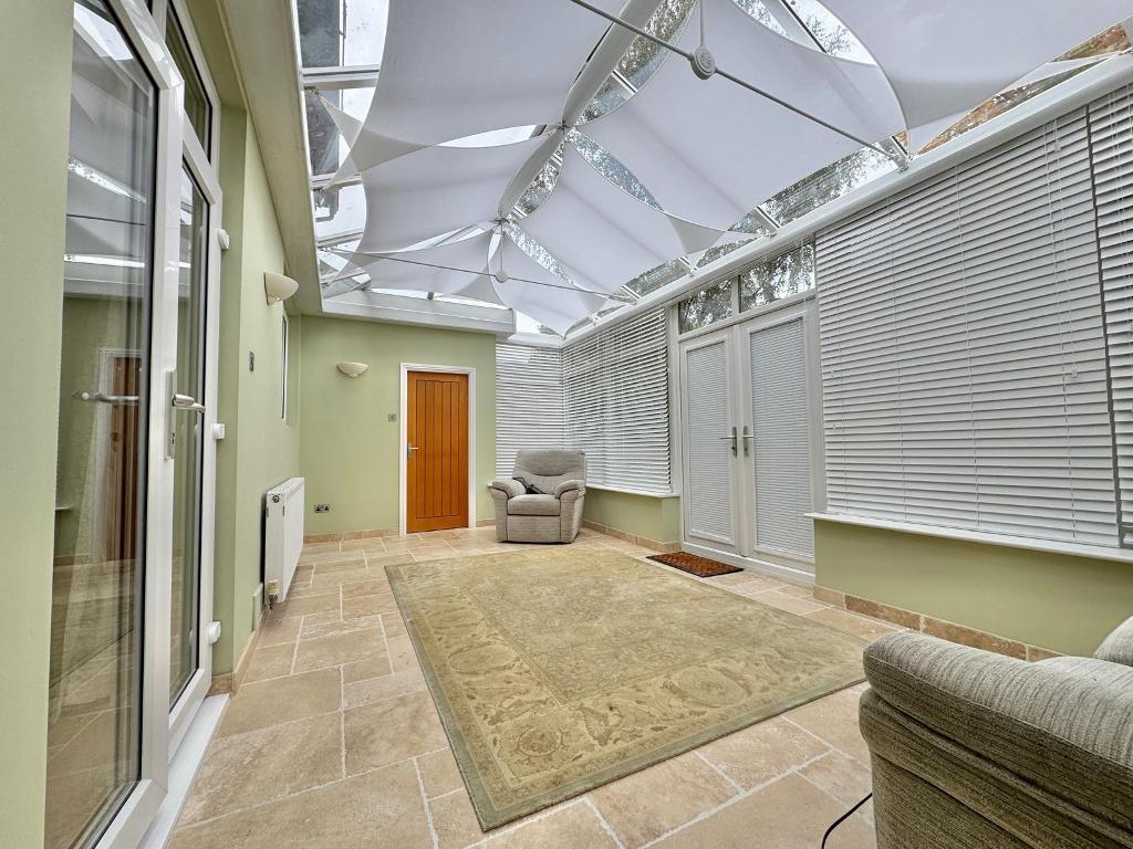 3 Bedroom Detached for Sale in West Bromwich, B71 4DJ