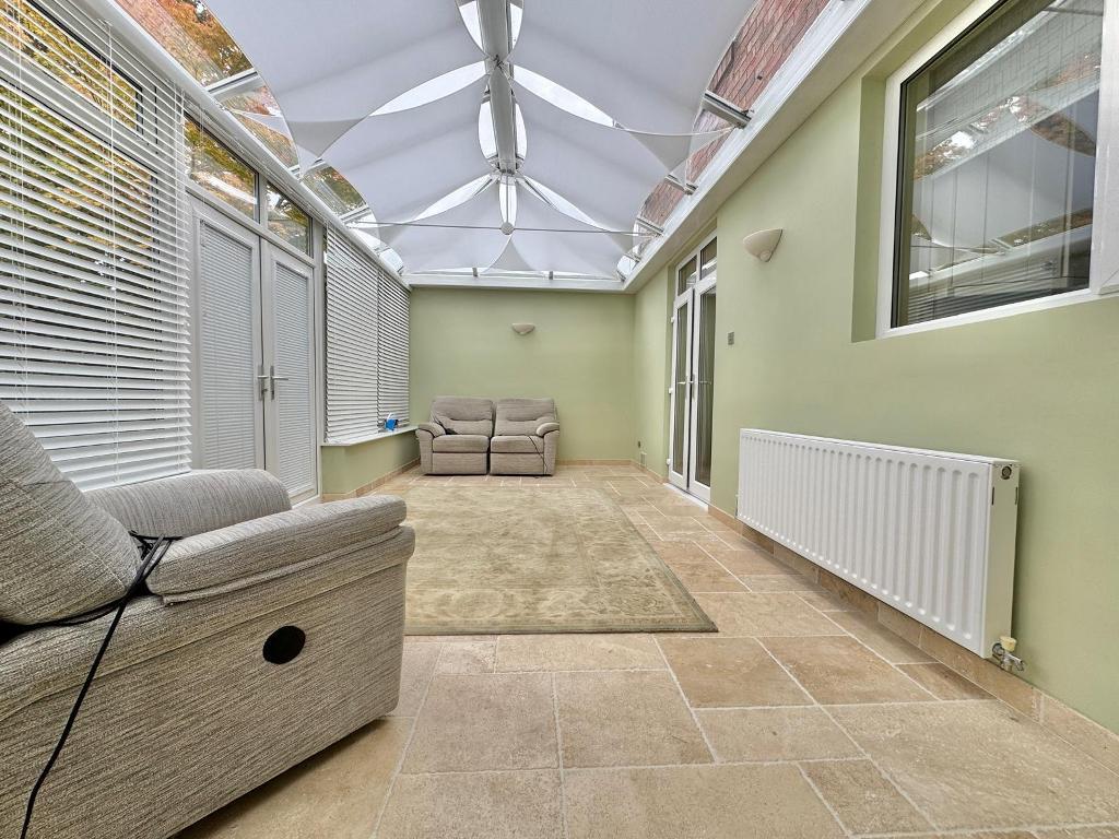 3 Bedroom Detached for Sale in West Bromwich, B71 4DJ