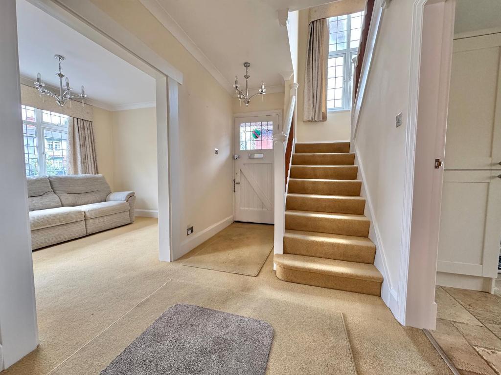 3 Bedroom Detached for Sale in West Bromwich, B71 4DJ