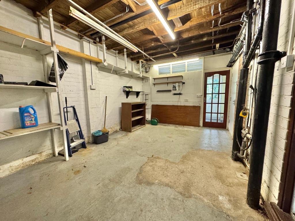 3 Bedroom Detached for Sale in West Bromwich, B71 4DJ