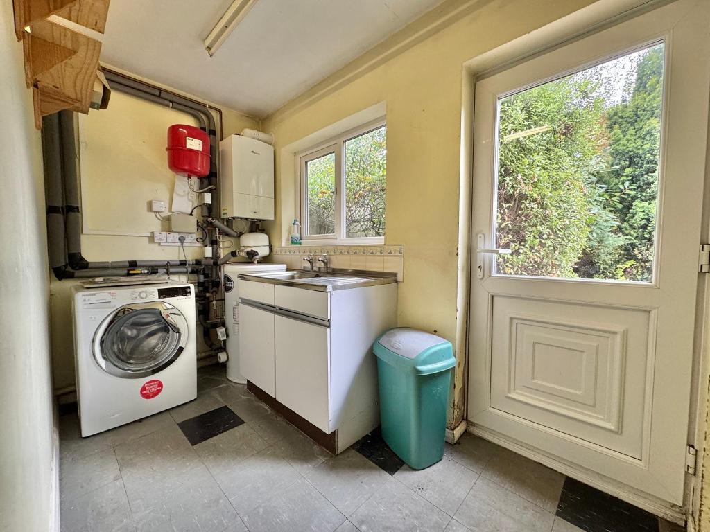 3 Bedroom Detached for Sale in West Bromwich, B71 4DJ