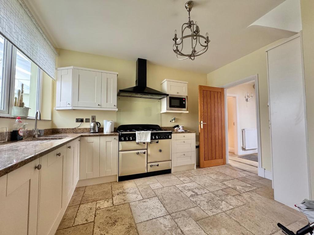 3 Bedroom Detached for Sale in West Bromwich, B71 4DJ