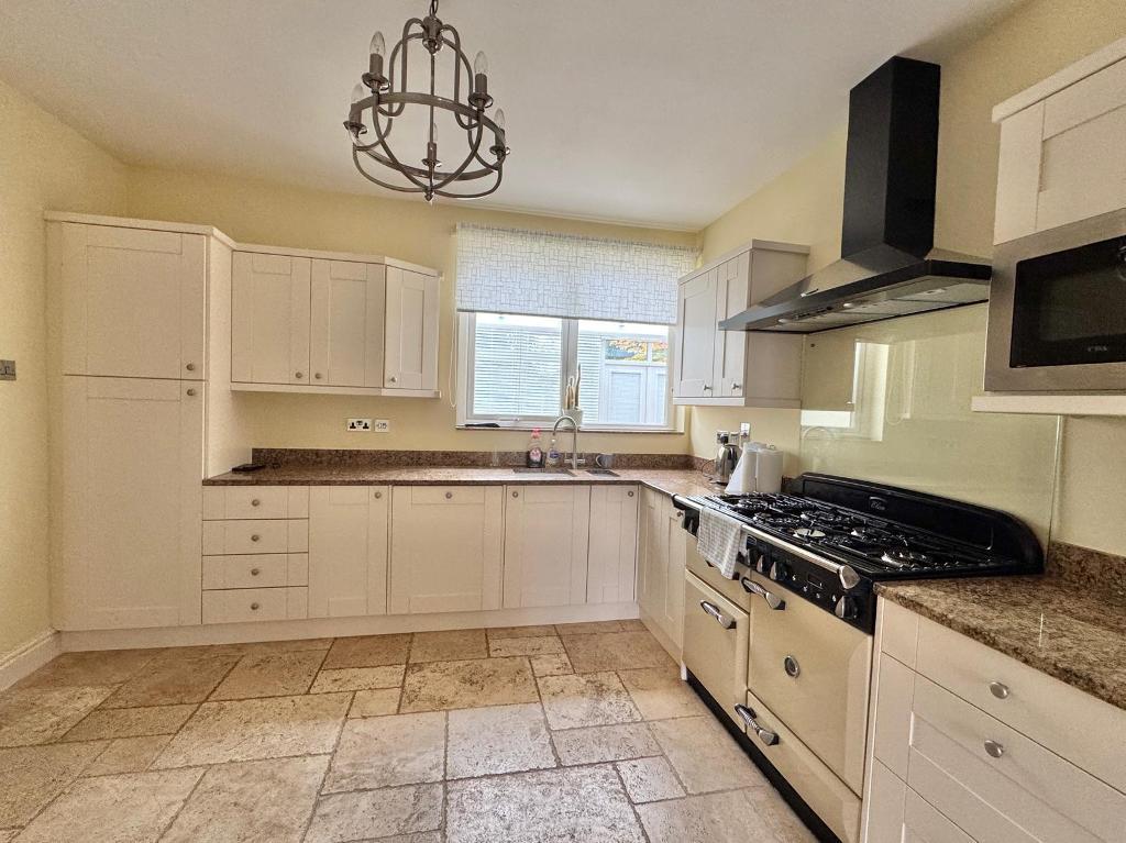 3 Bedroom Detached for Sale in West Bromwich, B71 4DJ