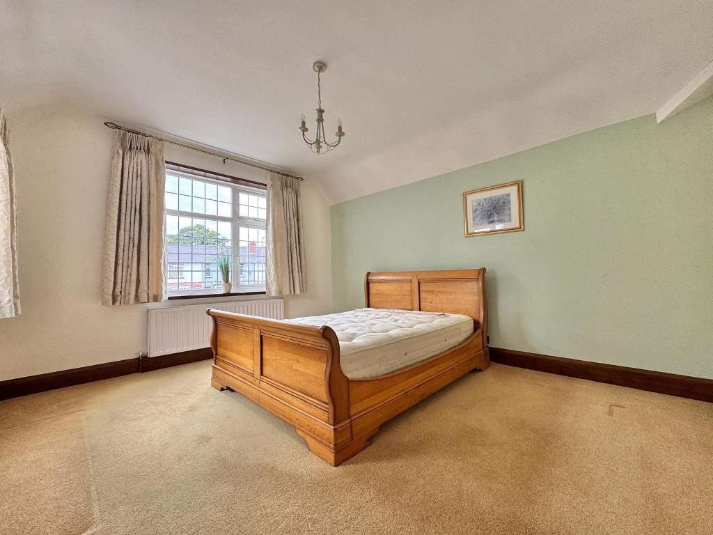 3 Bedroom Detached for Sale in West Bromwich, B71 4DJ