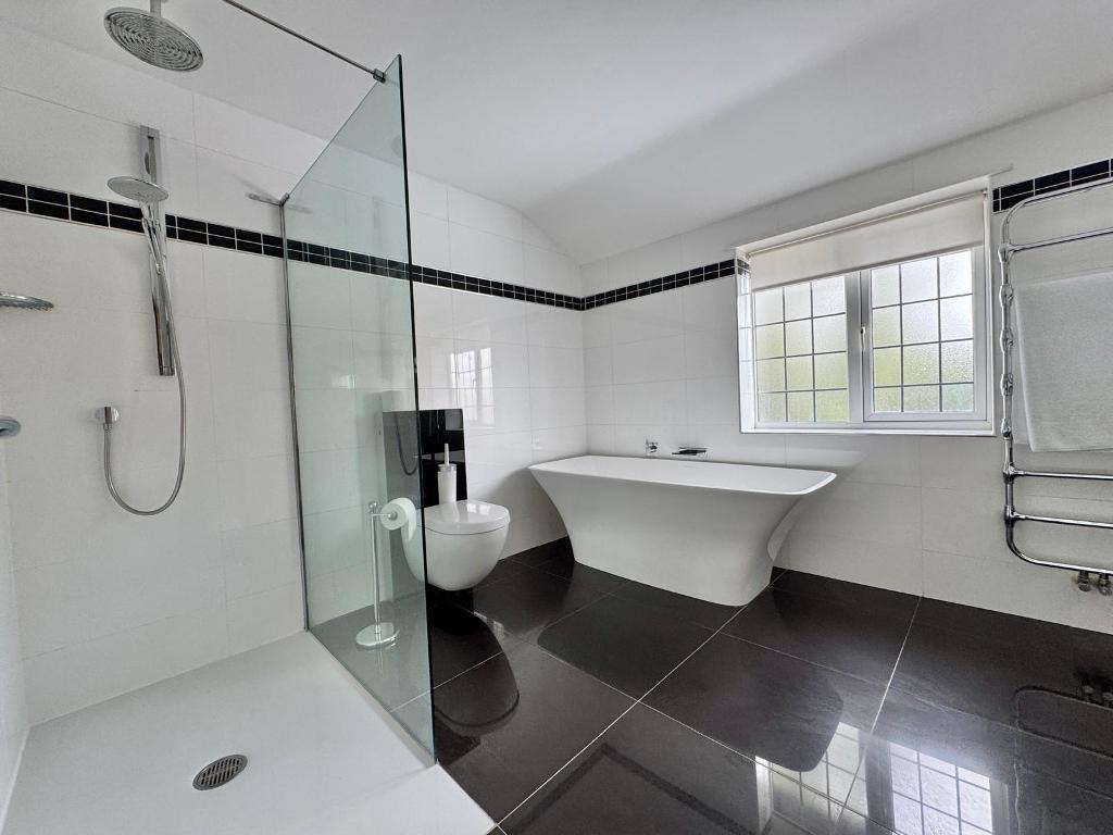 3 Bedroom Detached for Sale in West Bromwich, B71 4DJ