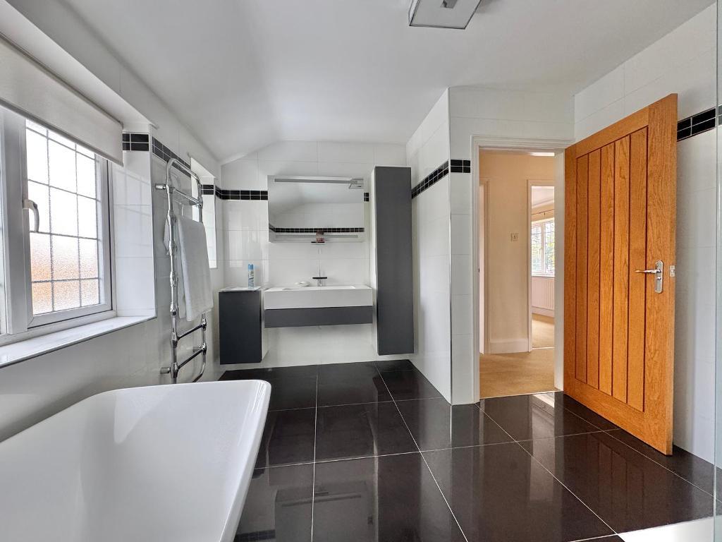 3 Bedroom Detached for Sale in West Bromwich, B71 4DJ