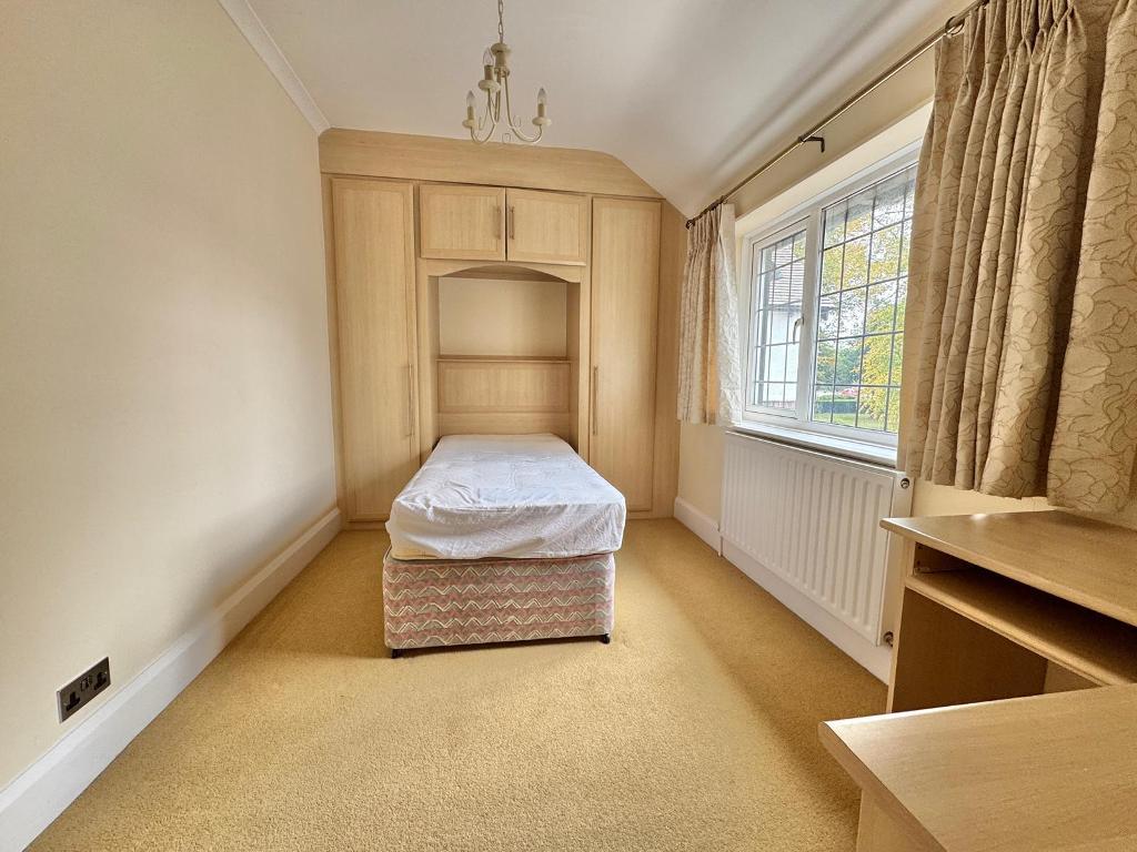 3 Bedroom Detached for Sale in West Bromwich, B71 4DJ