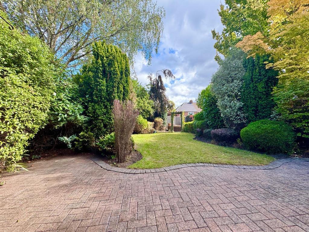 3 Bedroom Detached for Sale in West Bromwich, B71 4DJ