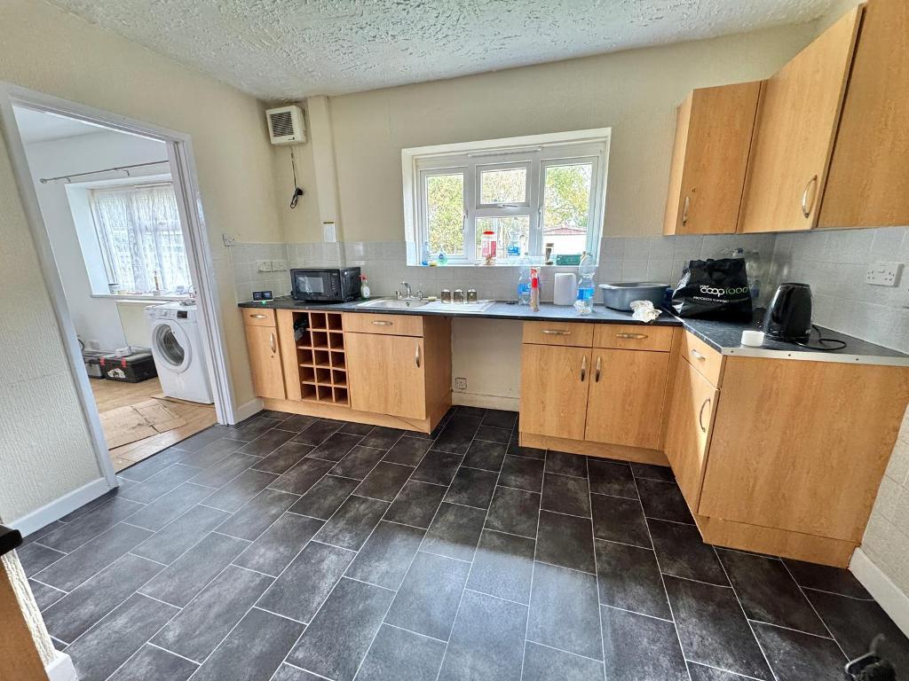 3 Bedroom End Terraced to Rent in West Bromwich, B70 0JS