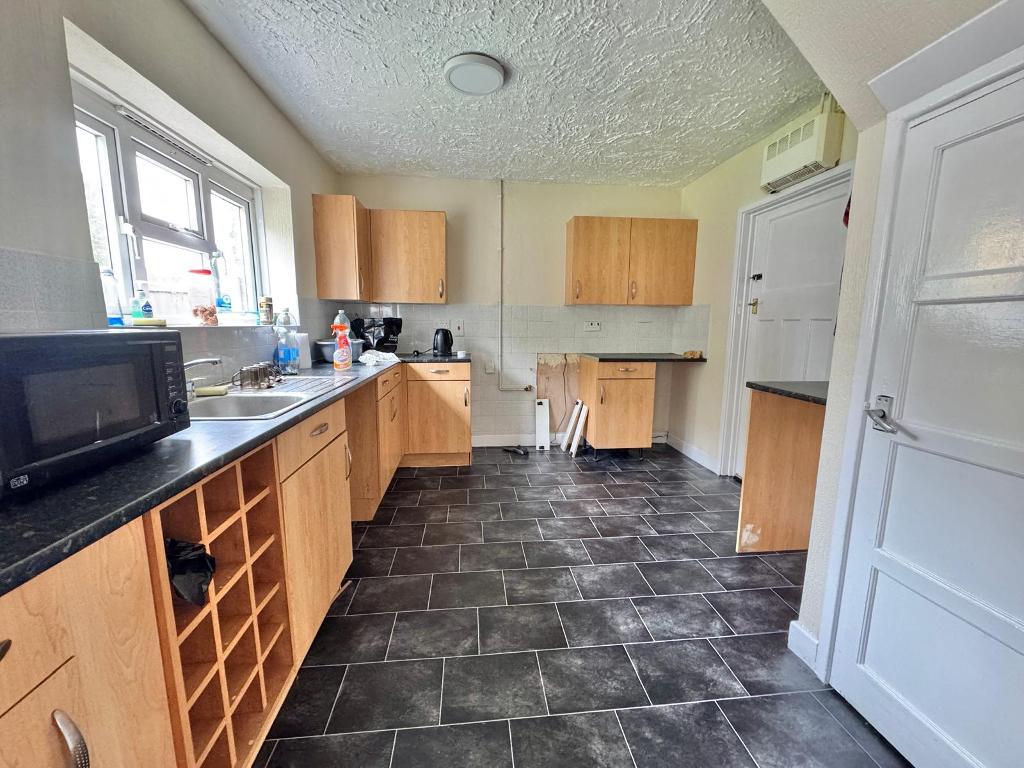 3 Bedroom End Terraced to Rent in West Bromwich, B70 0JS