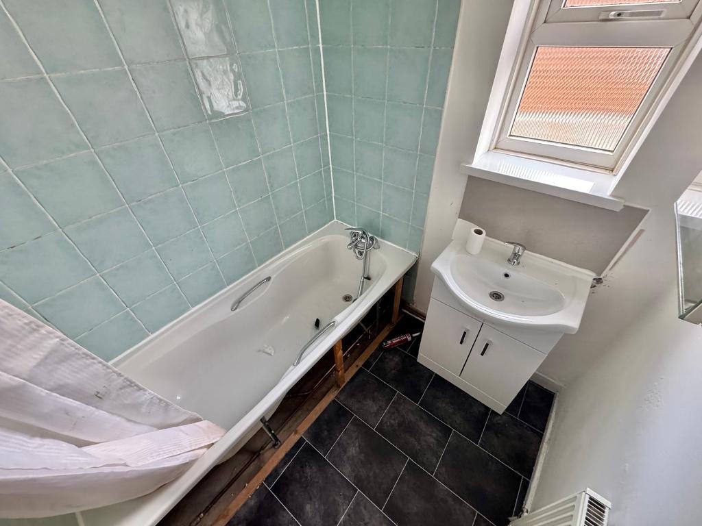 3 Bedroom End Terraced to Rent in West Bromwich, B70 0JS