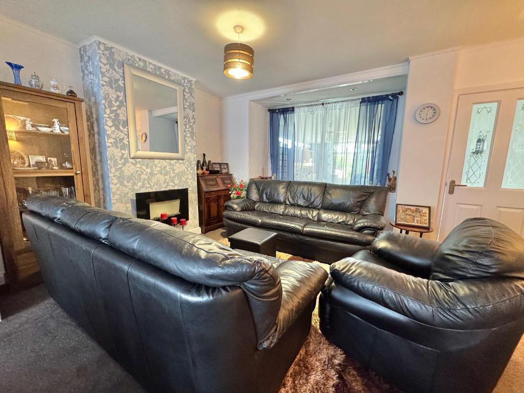 3 Bedroom Semi-Detached for Sale in West Bromwich, B71 2QL