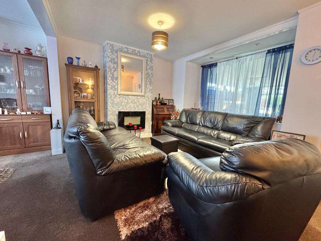 3 Bedroom Semi-Detached for Sale in West Bromwich, B71 2QL