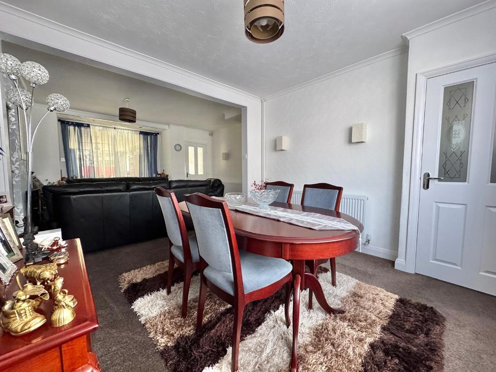 3 Bedroom Semi-Detached for Sale in West Bromwich, B71 2QL