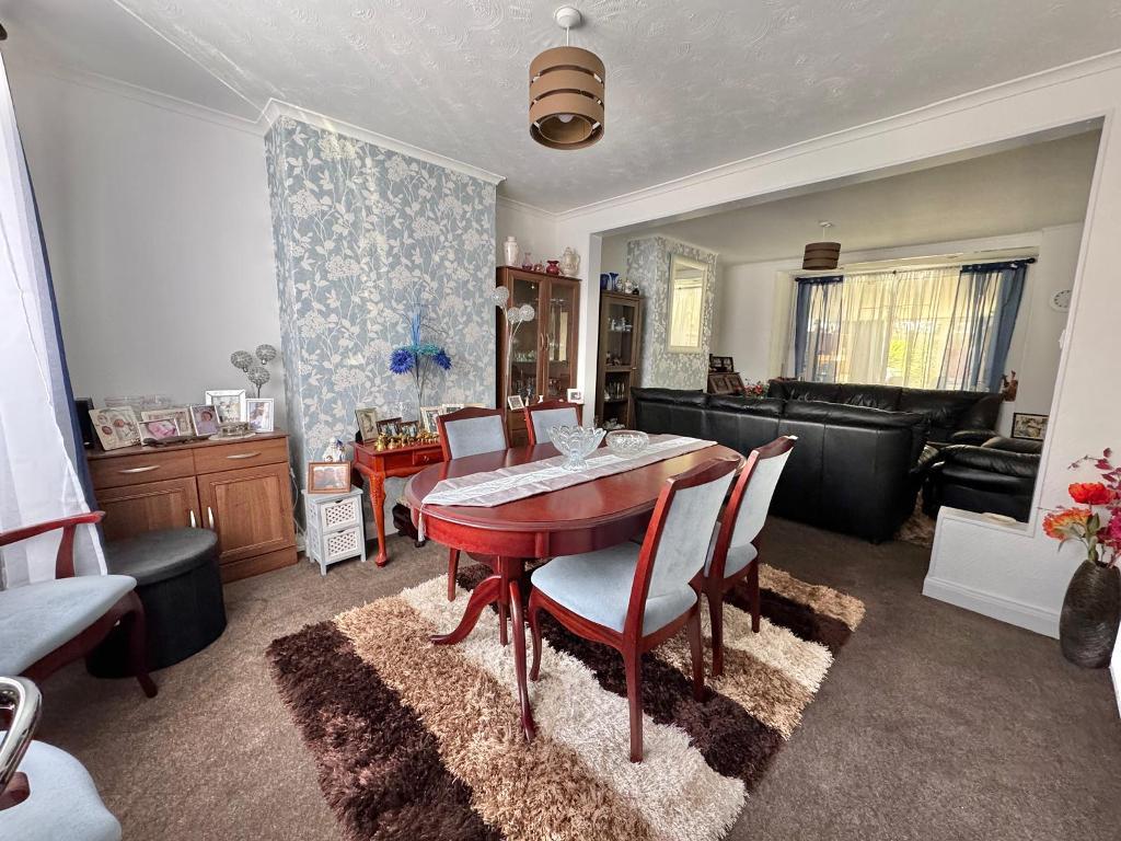 3 Bedroom Semi-Detached for Sale in West Bromwich, B71 2QL