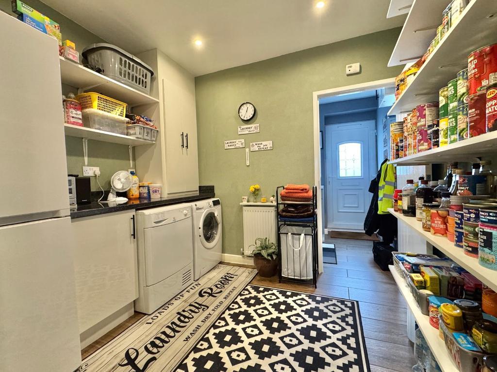 3 Bedroom Semi-Detached for Sale in West Bromwich, B71 2QL