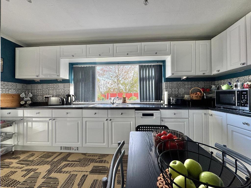 3 Bedroom Semi-Detached for Sale in West Bromwich, B71 2QL