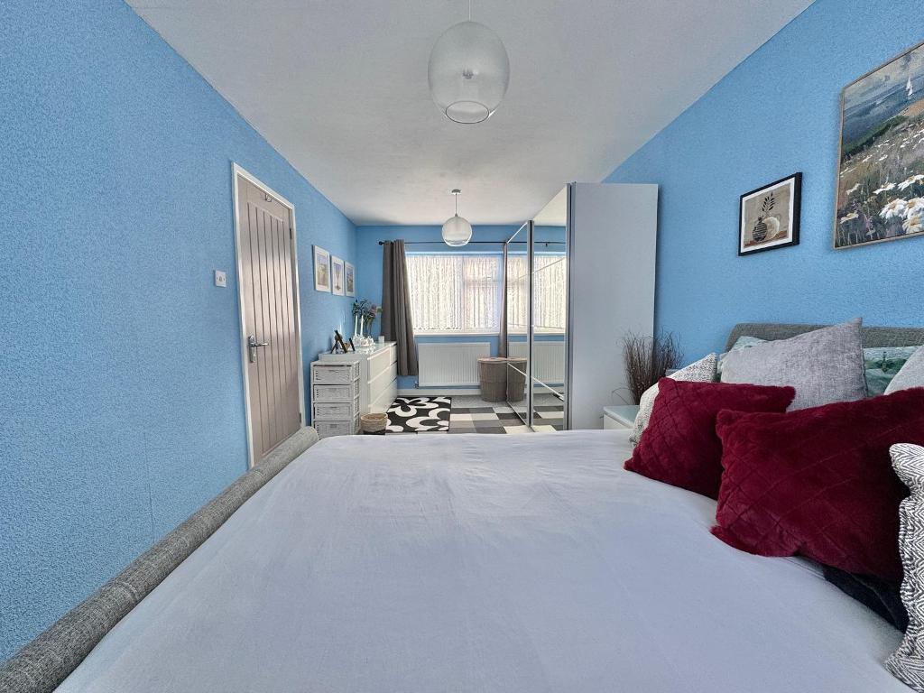 3 Bedroom Semi-Detached for Sale in West Bromwich, B71 2QL