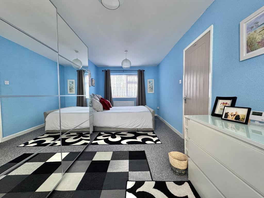 3 Bedroom Semi-Detached for Sale in West Bromwich, B71 2QL