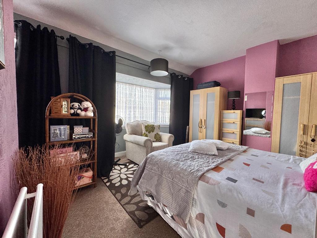 3 Bedroom Semi-Detached for Sale in West Bromwich, B71 2QL