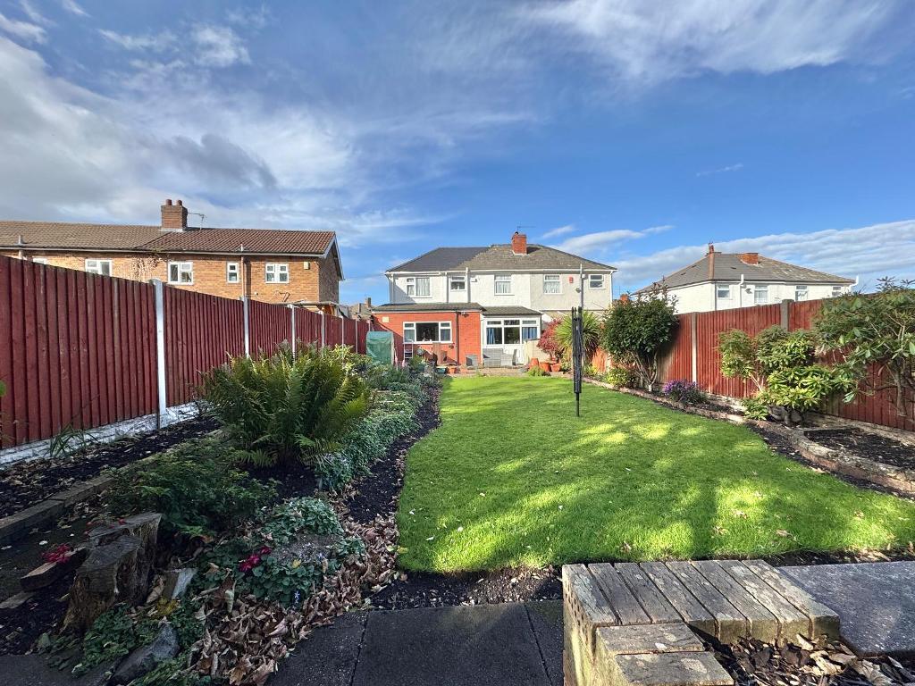 3 Bedroom Semi-Detached for Sale in West Bromwich, B71 2QL