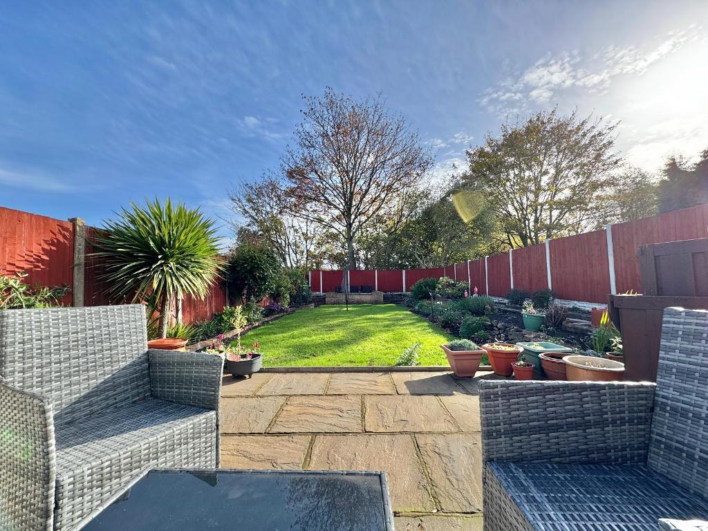 3 Bedroom Semi-Detached for Sale in West Bromwich, B71 2QL