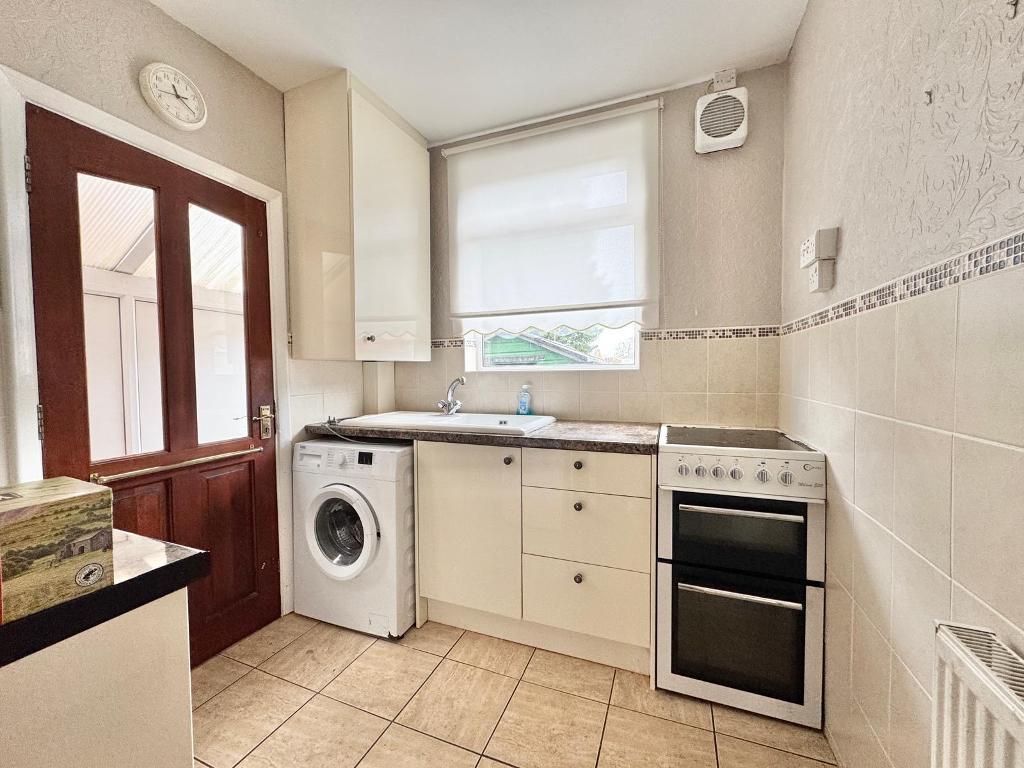 3 Bedroom Semi-Detached for Sale in West Bromwich, B71 3HX