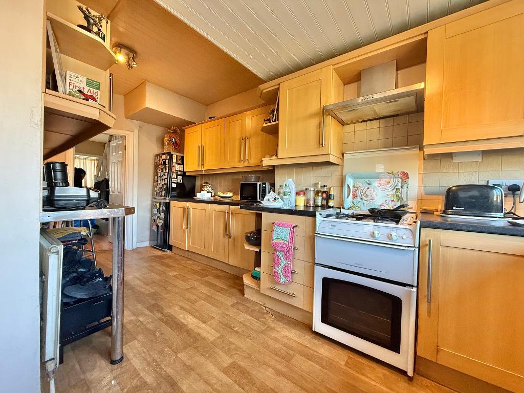 3 Bedroom Semi-Detached for Sale in West Bromwich, B70 6LN