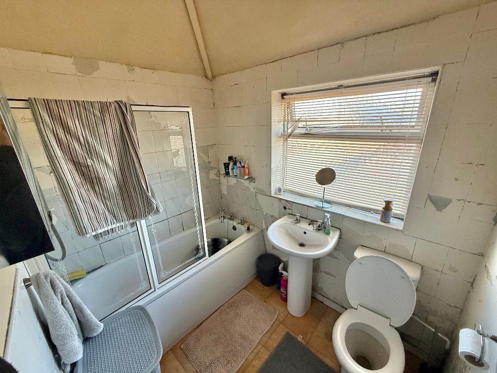 3 Bedroom Semi-Detached for Sale in West Bromwich, B70 6LN