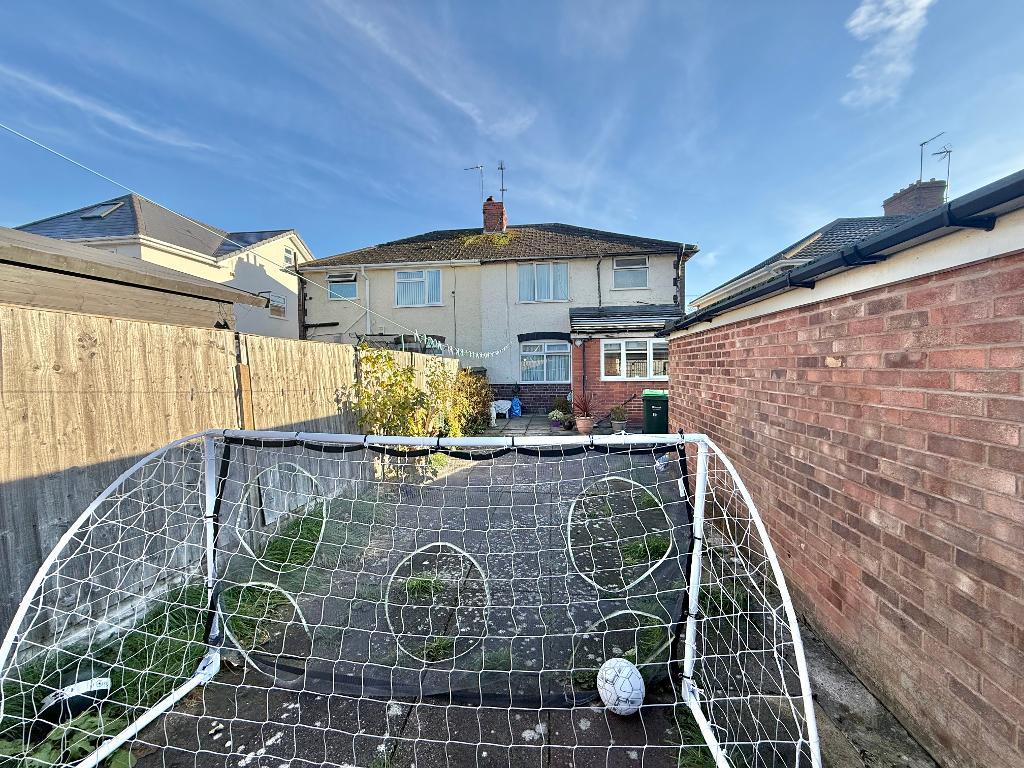 3 Bedroom Semi-Detached for Sale in West Bromwich, B70 6LN