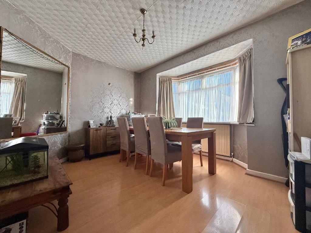 3 Bedroom Semi-Detached for Sale in West Bromwich, B70 6LN