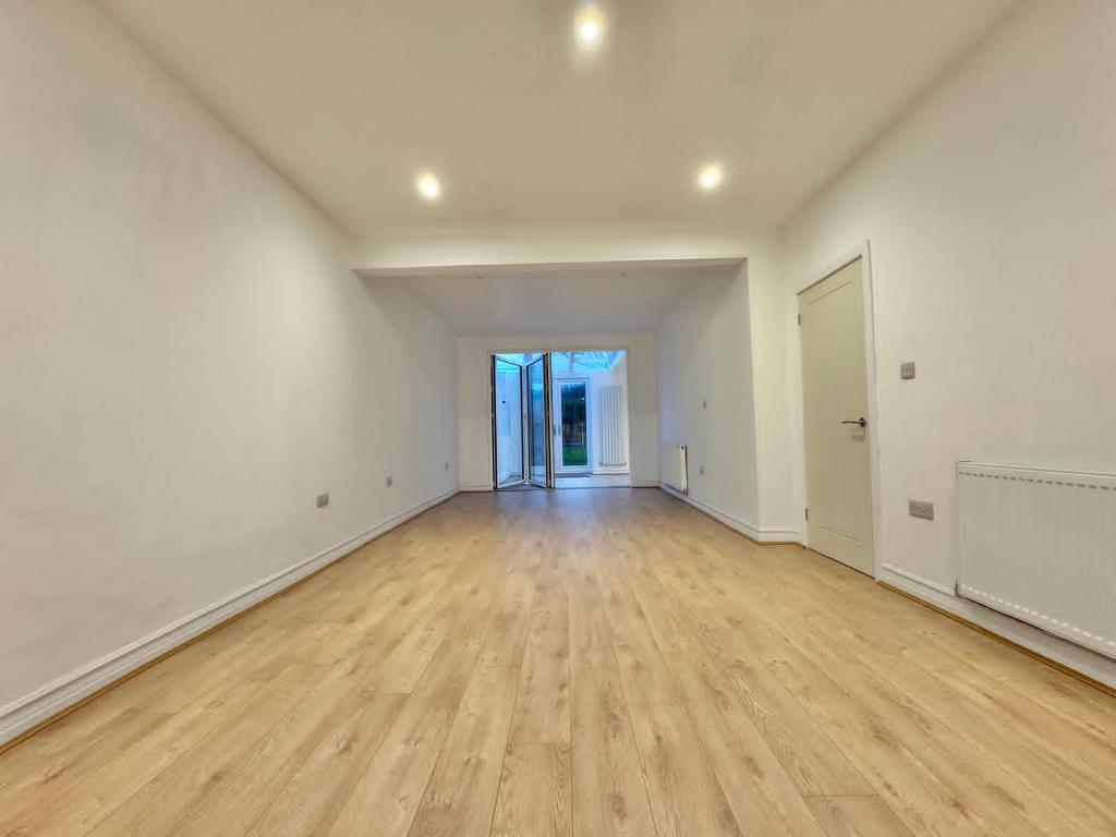 3 Bedroom Semi-Detached to Rent in Wednesbury, WS10 9RB