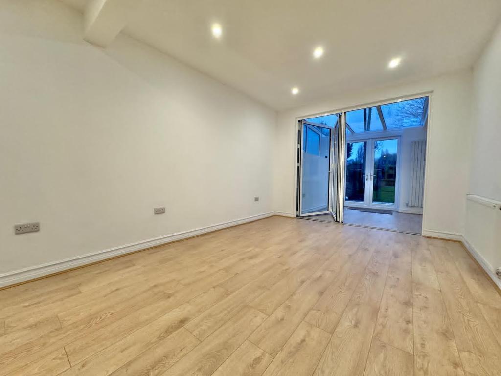 3 Bedroom Semi-Detached to Rent in Wednesbury, WS10 9RB