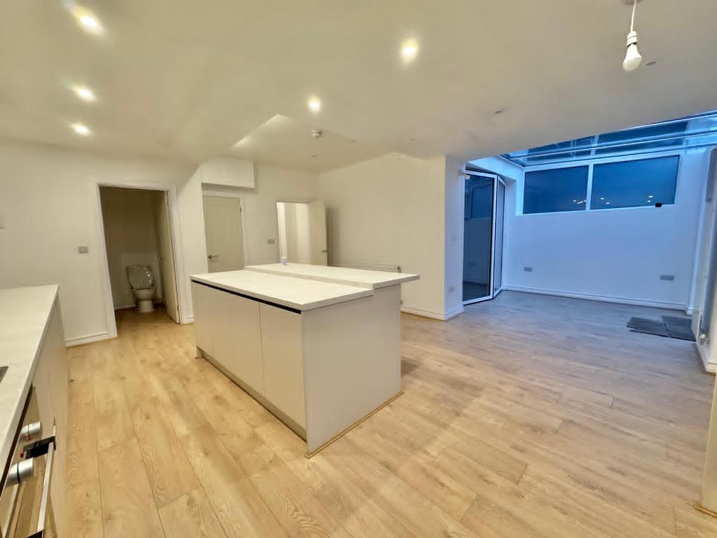 3 Bedroom Semi-Detached to Rent in Wednesbury, WS10 9RB