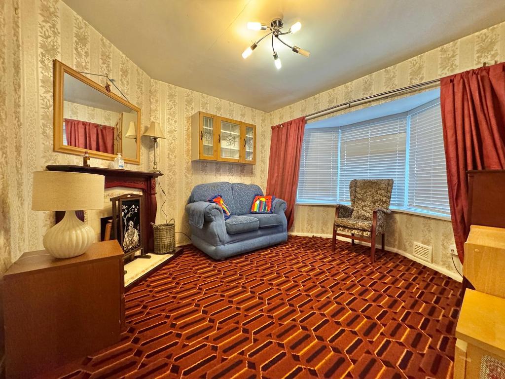 3 Bedroom Semi-Detached for Sale in West Bromwich, B71 3DB