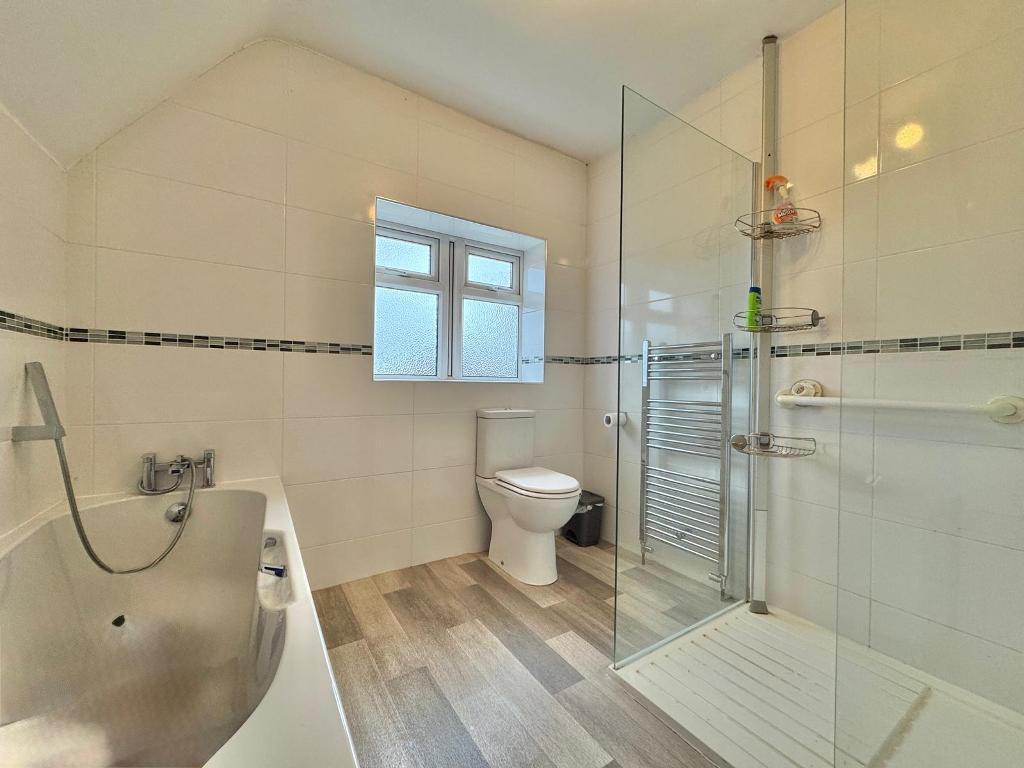 3 Bedroom Semi-Detached for Sale in West Bromwich, B71 3DB
