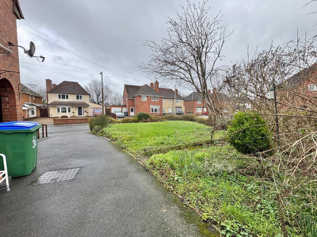 3 Bedroom Semi-Detached for Sale in West Bromwich, B71 3DB