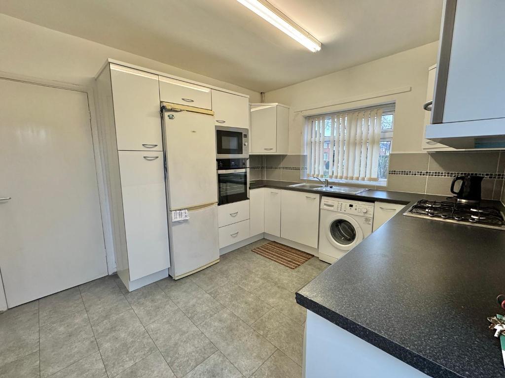 3 Bedroom Semi-Detached for Sale in West Bromwich, B71 3DB