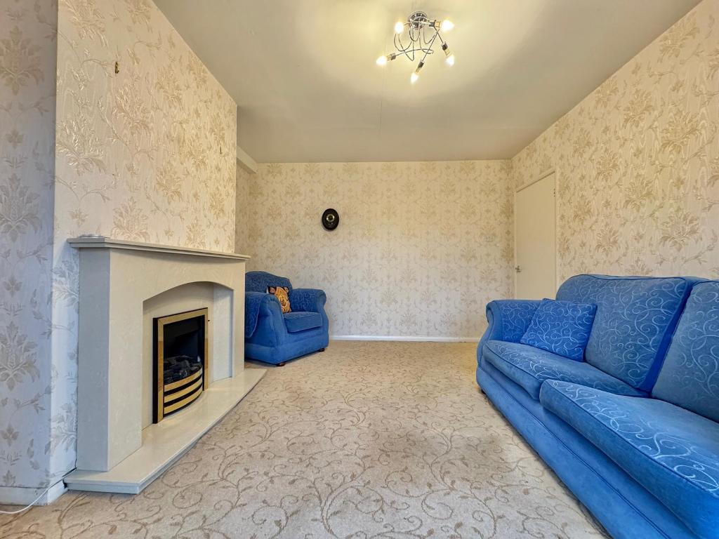 3 Bedroom Semi-Detached for Sale in West Bromwich, B71 3DB