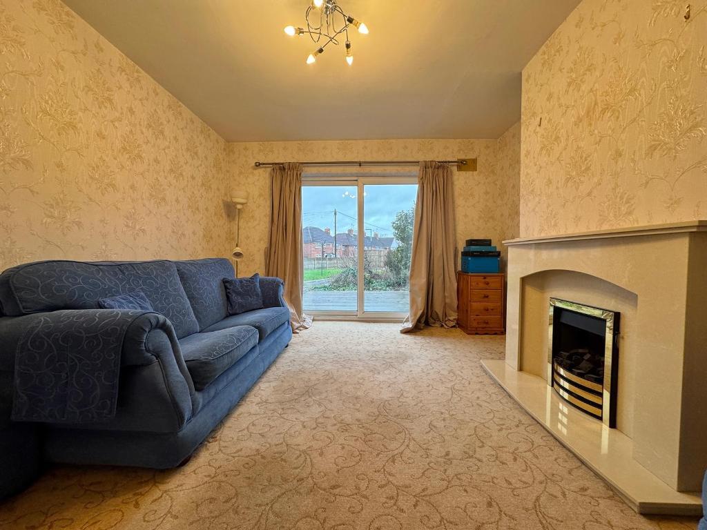 3 Bedroom Semi-Detached for Sale in West Bromwich, B71 3DB