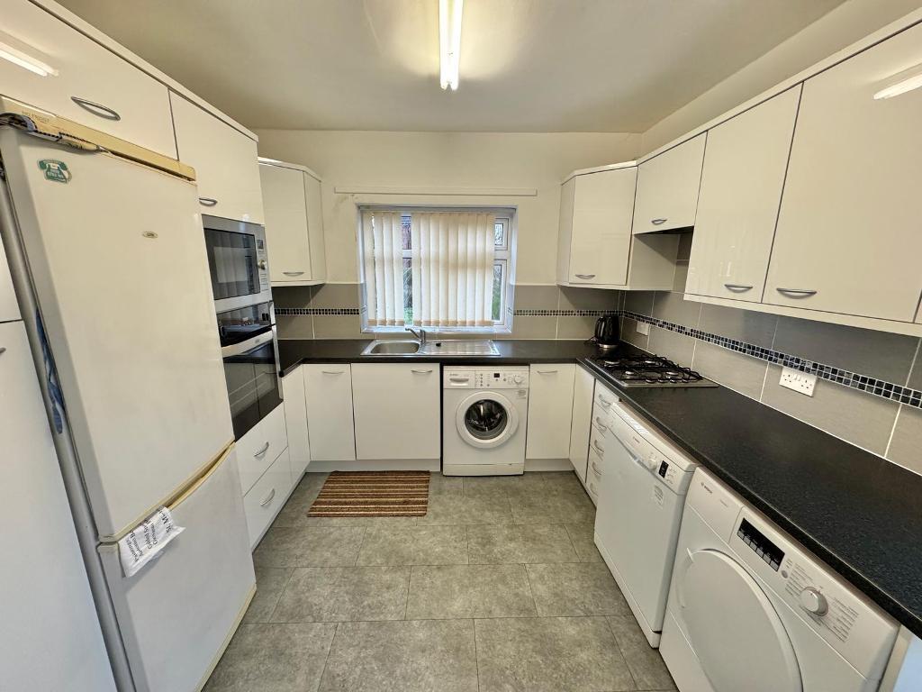 3 Bedroom Semi-Detached for Sale in West Bromwich, B71 3DB
