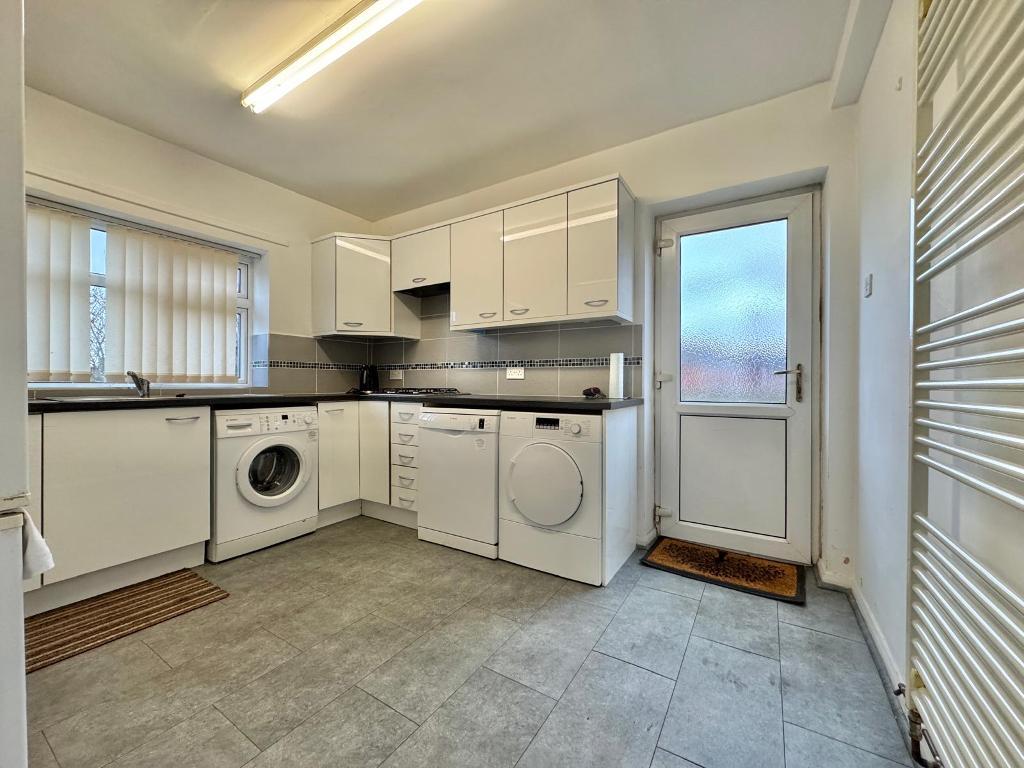 3 Bedroom Semi-Detached for Sale in West Bromwich, B71 3DB