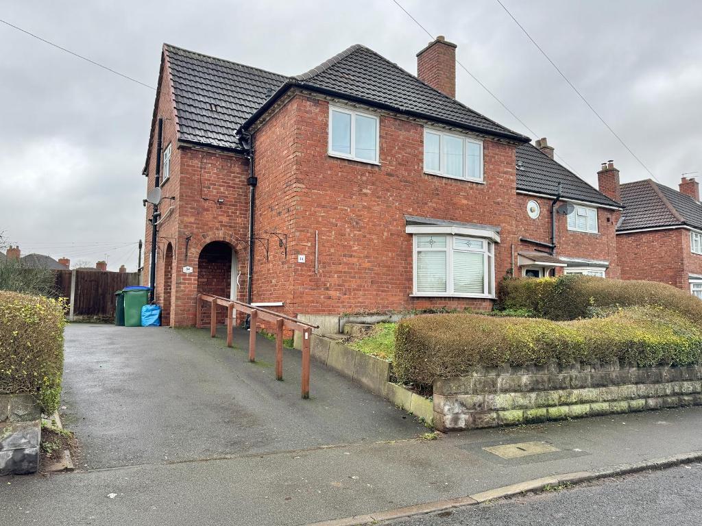 3 Bedroom Semi-Detached for Sale in West Bromwich, B71 3DB