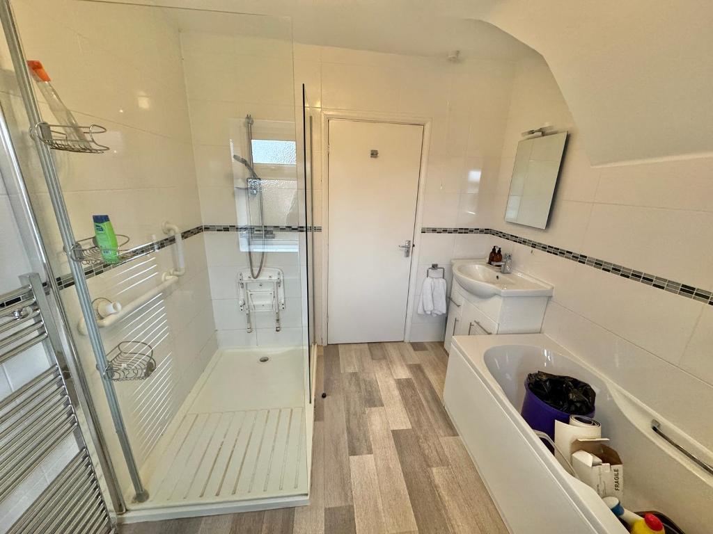 3 Bedroom Semi-Detached for Sale in West Bromwich, B71 3DB