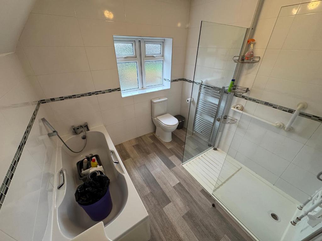 3 Bedroom Semi-Detached for Sale in West Bromwich, B71 3DB
