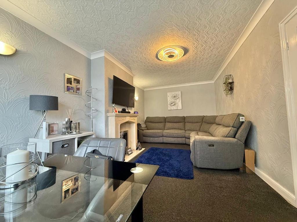 2 Bedroom Semi-Detached for Sale in West Bromwich, B71 2ES