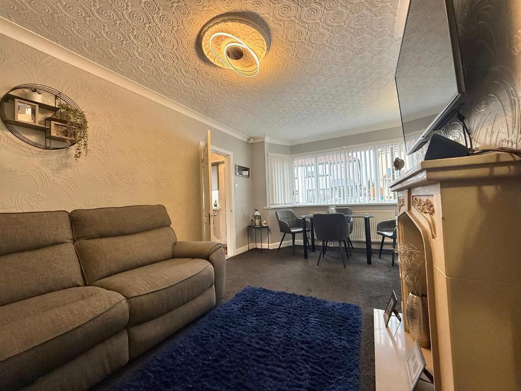 2 Bedroom Semi-Detached for Sale in West Bromwich, B71 2ES