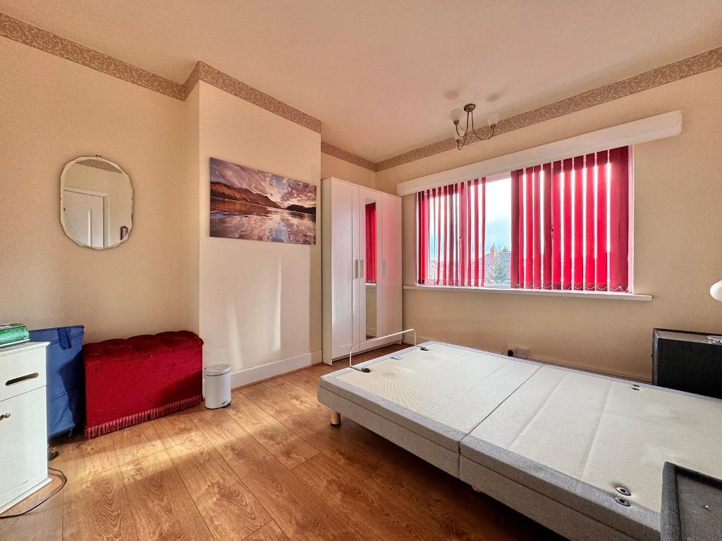 3 Bedroom Terraced for Sale in West Bromwich, B71 2QU