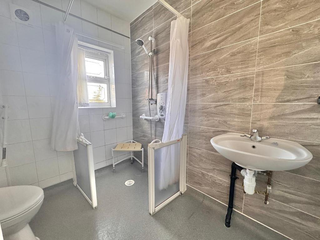 2 Bedroom Semi Detached Bungalow to Rent in West Bromwich, B71 2AW