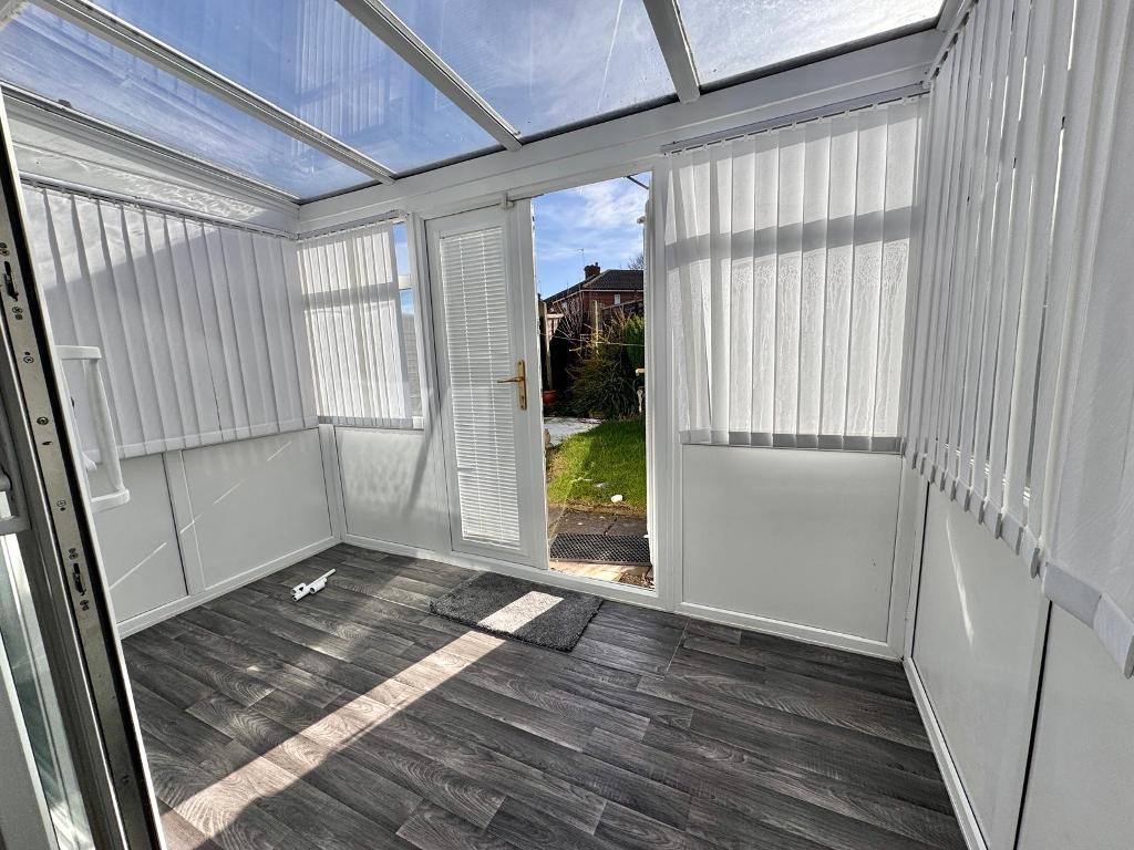 2 Bedroom Semi Detached Bungalow to Rent in West Bromwich, B71 2AW